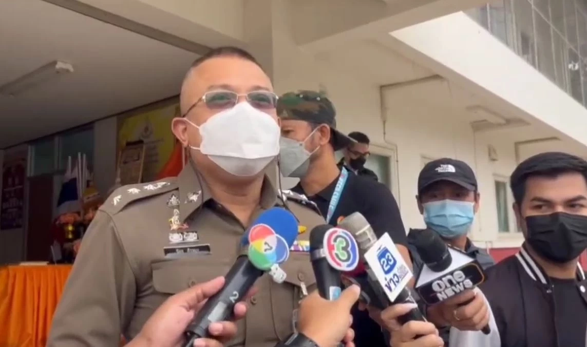 "กัน จอมพลัง" พาแม่เด็ก 14 ปี ขึ้นโรงพัก เร่งรัดคดีลูกชายถูกอริแทงในโรงเรียน