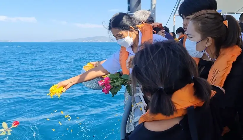 "เรือหลวงปัตตานี" นำอัฐิ 4 วีรชน "เรือหลวงสุโขทัย" ลอยอังคารอ่าวสัตหีบ