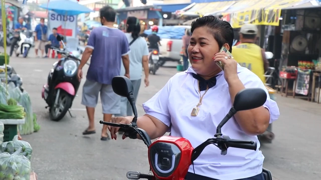 แม่ค้าผักสดย้อนวัยแต่งชุดนักเรียน ช่วยสร้างสีสันวันเด็กแห่งชาติ