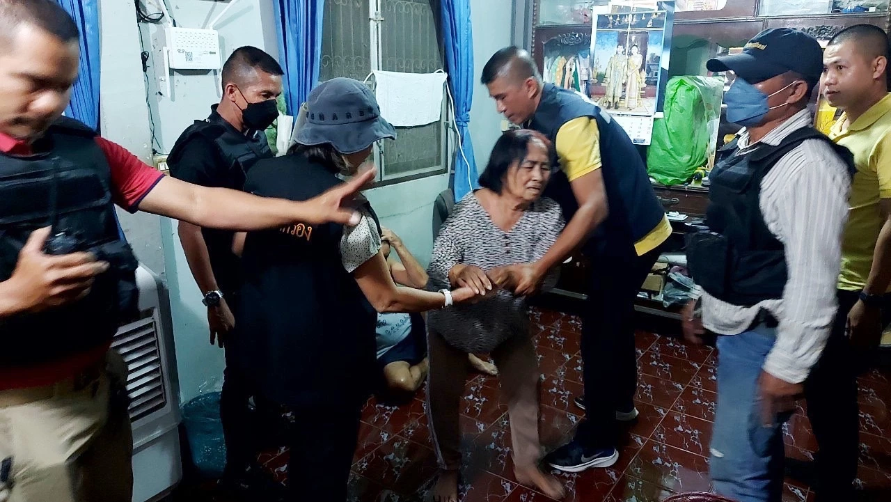 รวบ "ผัว - เมีย" วัยดึก เปิดบ้านขายยาบ้าโจ๋งครึ่ม ยึดของกลางได้กว่าหมื่นเม็ด