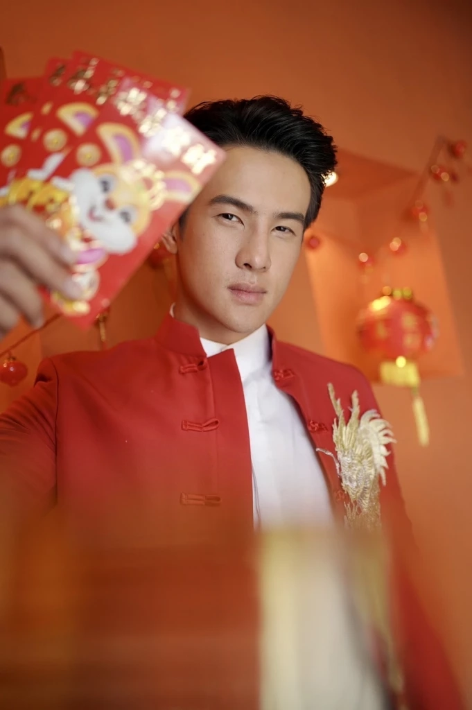 ตี๋  เจมส์ มาร์ 