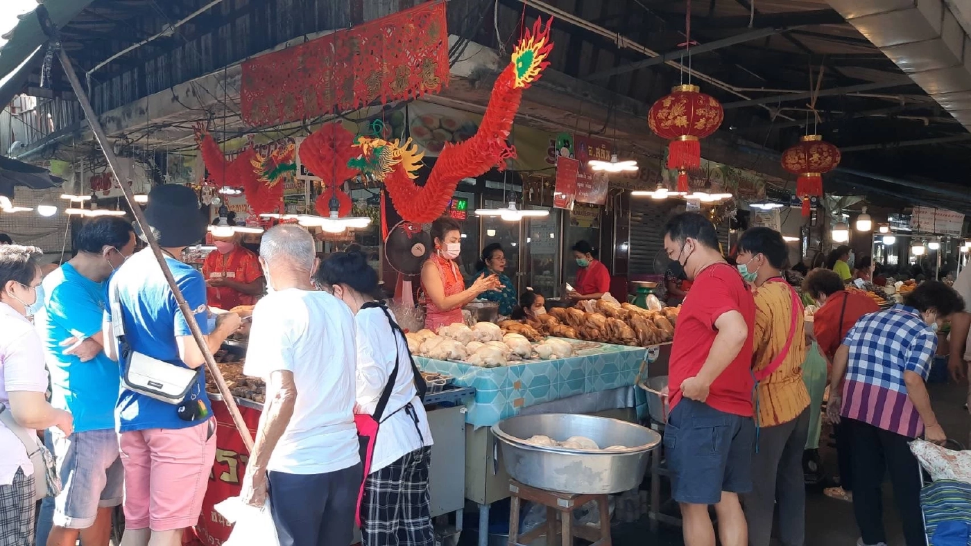 วันจ่ายคึกคัก ชาวไทยเชื้อสายจีน แห่ซื้อเครื่องเซ่นไหว้แน่นตลาดท่าน้ำนนท์