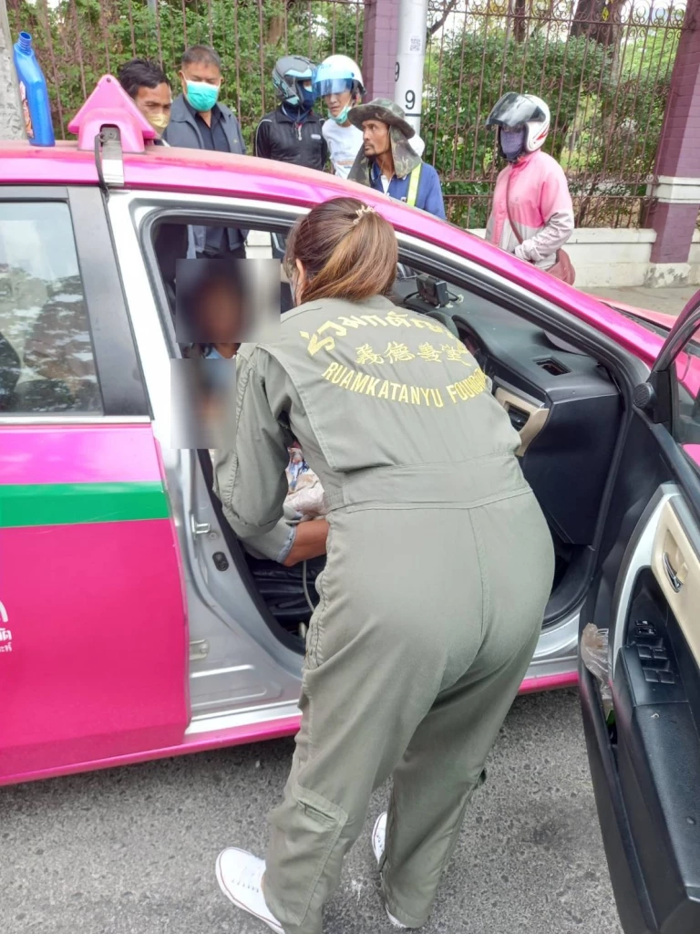 ช่วยระทึก! โชเฟอร์แท็กซี่ ซดน้ำยาล้างห้องน้ำหมดสติคารถ ต่อหน้าลูกสาว