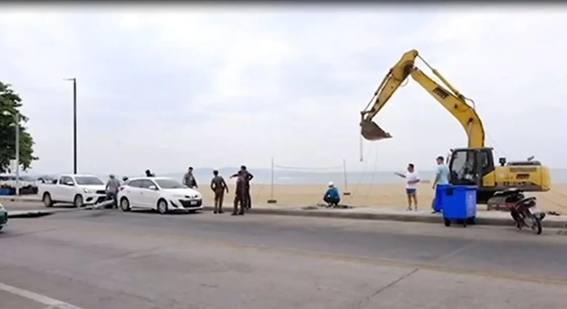 ระทึก! แบคโฮเกี่ยวสายไฟ กระชากป้ายบอกทางเมืองพัทยา ล้มทับชาวบ้านเจ็บ