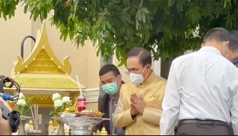 “นายกฯ-ภรรยา” ทำบุญปีใหม่ ถก “ครม.” นัดแรกปี 66 คุยคลังฟื้นฟูเศรษฐกิจ