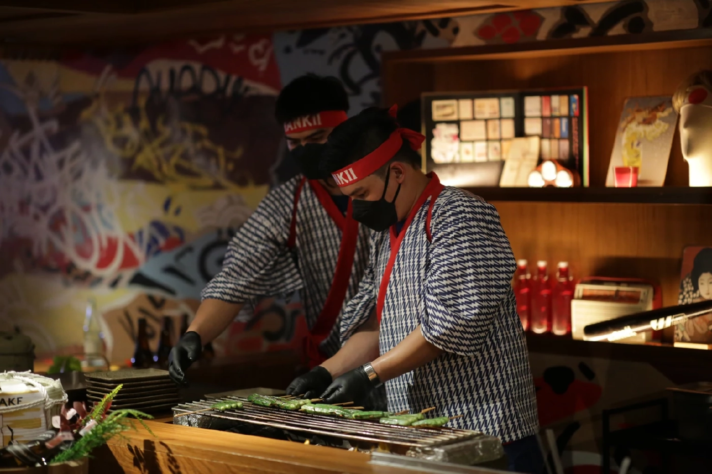 เชฟปรุงสดระหว่างทาน กับอาหารสไตล์ “โรบาทายากิ” แนวปิ้งย่างที่ร้าน Yankii