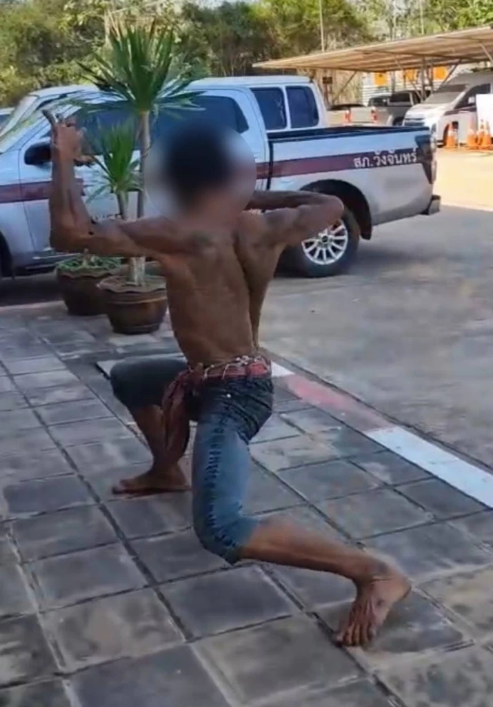 หนุ่มป่วยจิต ตัวตึงมวยไทย รำโชว์ในห้องขัง-หน้าโรงพัก