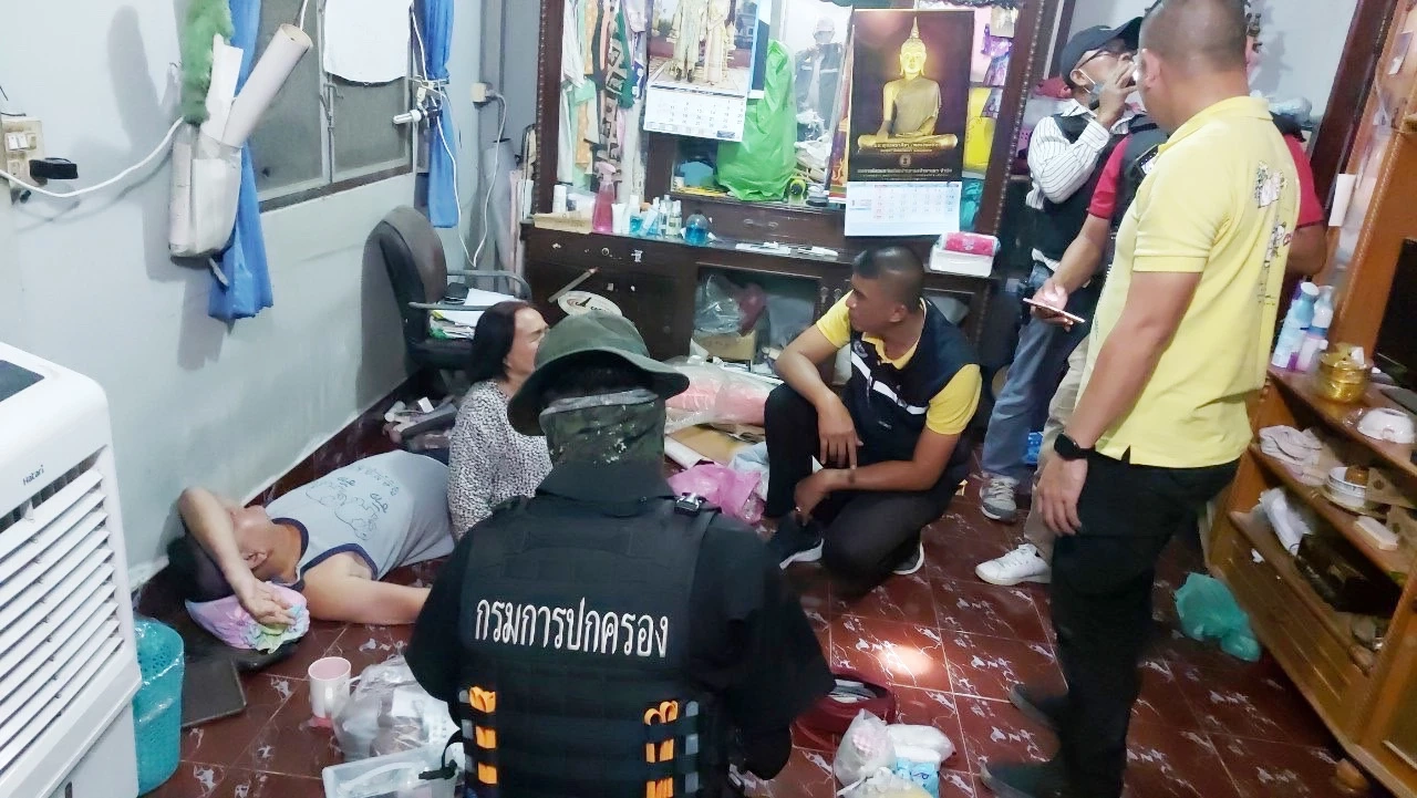 รวบ "ผัว - เมีย" วัยดึก เปิดบ้านขายยาบ้าโจ๋งครึ่ม ยึดของกลางได้กว่าหมื่นเม็ด
