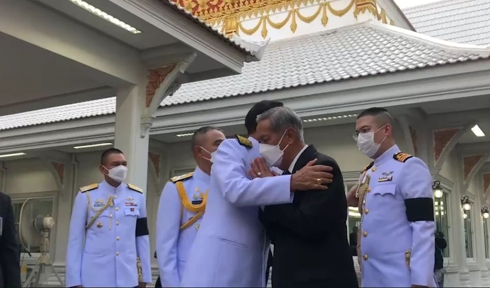 นายกฯ กอดพ่อของ "ต้นเรือพลับ" และตบไหล่พีชาย "ต้นเรือพลับ" เพื่อให้กำลังใจ