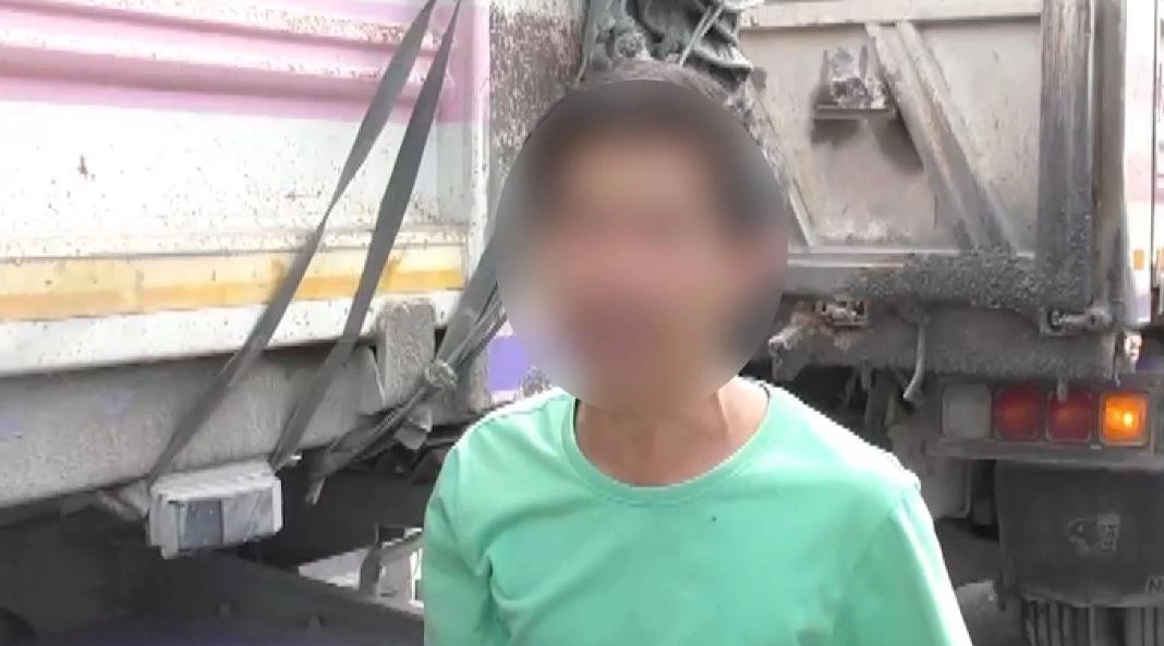 หนุ่มขี่จยย. เปิดจีพีเอส-ไม่ชินทาง เสียหลักชนรถพ่วง ถูกล้อทับดับ