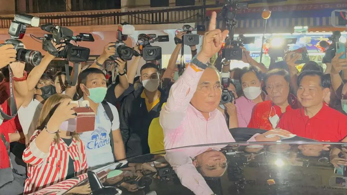 “บิ๊กตู่” นำทีม รทสช. ลงเยาวราช แฟนคลับล้นหลา เจอถาม "ลุงตู่" เมื่อไหร่จะออก  