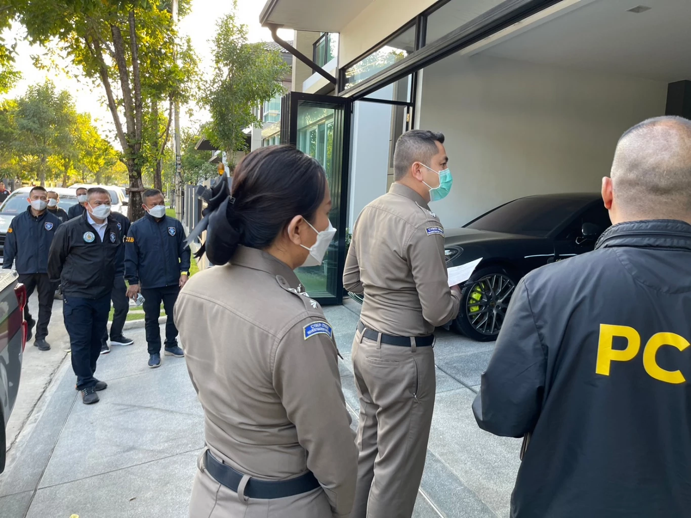 ตร.ไซเบอร์ บุกค้นรัง "เม พรีมายา" หลังโดนหมายจับ พ.ร.บ.คอมฯ หลอกเหยื่อลงทุน