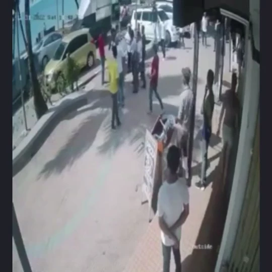 ภาพจากคลิป ลูกชายเจ้าของร้านที่ถูกทำร้ายใส่เสื้อสีแดง