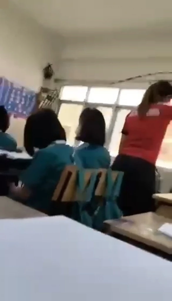 นักเรียนใช้โทรศัพท์มือถือ แอบถ่ายระหว่างครูคณิตศาสตร์ใช้ความรุนแรง