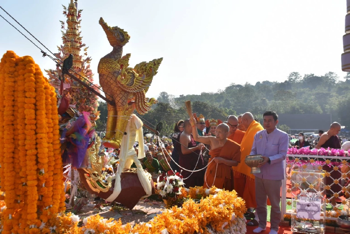 คลื่นมหาชนนับหมื่น หลั่งไหลร่วมงานพิธีสืบชะตาหลวง พระครูบาบุญชุ่ม