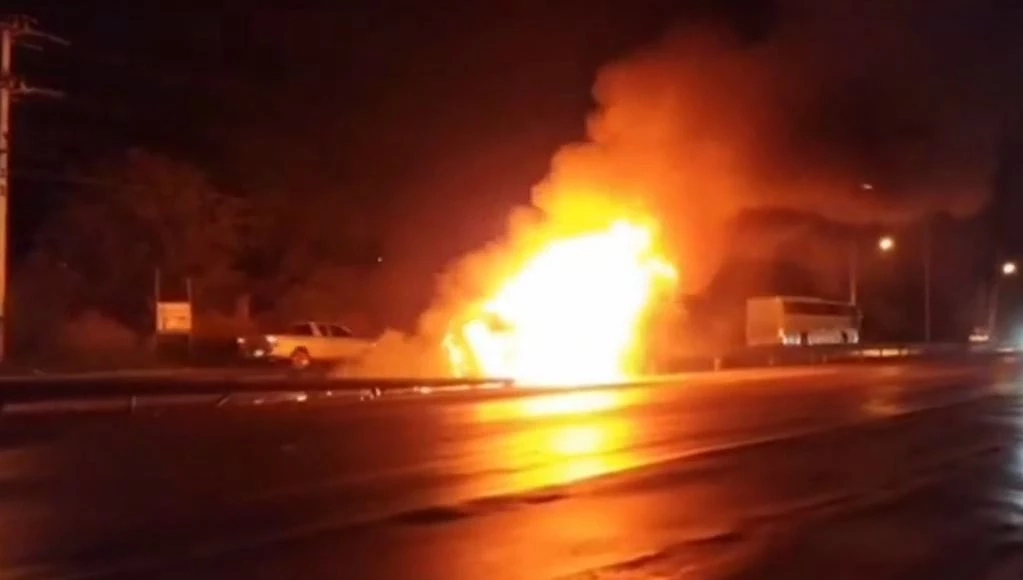 พบรอยฉีกขาดใต้ถังน้ำมันรถตู้มรณะ คาดเชื้อเพลิงรั่วไหล จนลุกไหม้