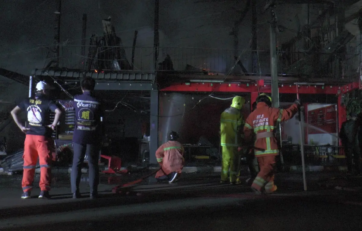 อุ้มยาย 86 ปีหนีตาย ไฟไหม้กลางเมืองนครพนม (มีคลิป)