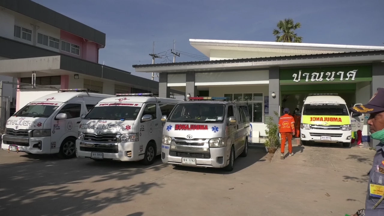 ตั้งขบวนเตรียมลำเลียงร่าง 11 ศพ จากเหตุรถตู้โดยสารชนเกาะกลางไฟไหม้ที่สีคิ้ว