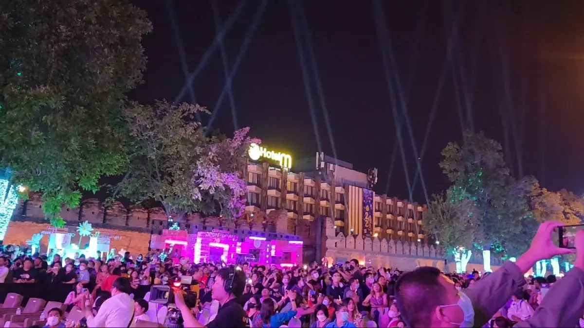 นักท่องเที่ยวทั้งชาวไทย-ต่างชาติ ร่วมเคานต์ดาวน์ ข่วงประตูท่าแพ