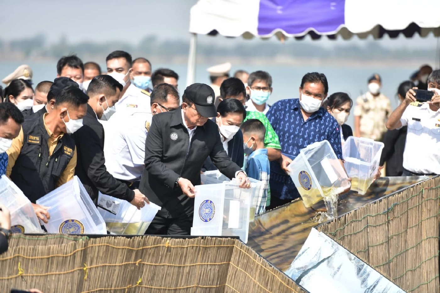 "บิ๊กตู่" ลุยตรวจราชการนครสวรรค์ ขอโทษชาวบ้านถึงช้า เหตุเครื่องบินขัดข้อง