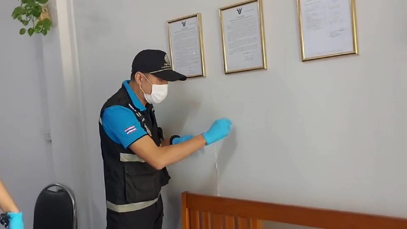 สาวพนักงานสินเชื่อ ผงะ พบรอยกระสุนยิงจากหน้าประตูฝังในบริษัท โร่แจ้งตร.