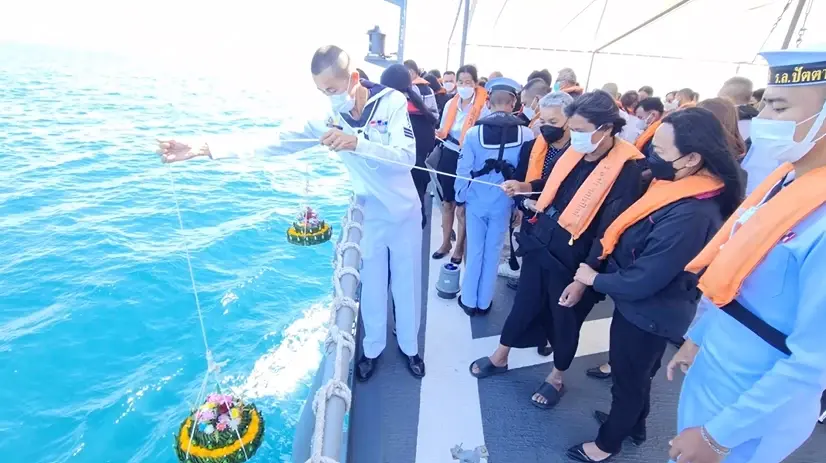 "เรือหลวงปัตตานี" นำอัฐิ 4 วีรชน "เรือหลวงสุโขทัย" ลอยอังคารอ่าวสัตหีบ