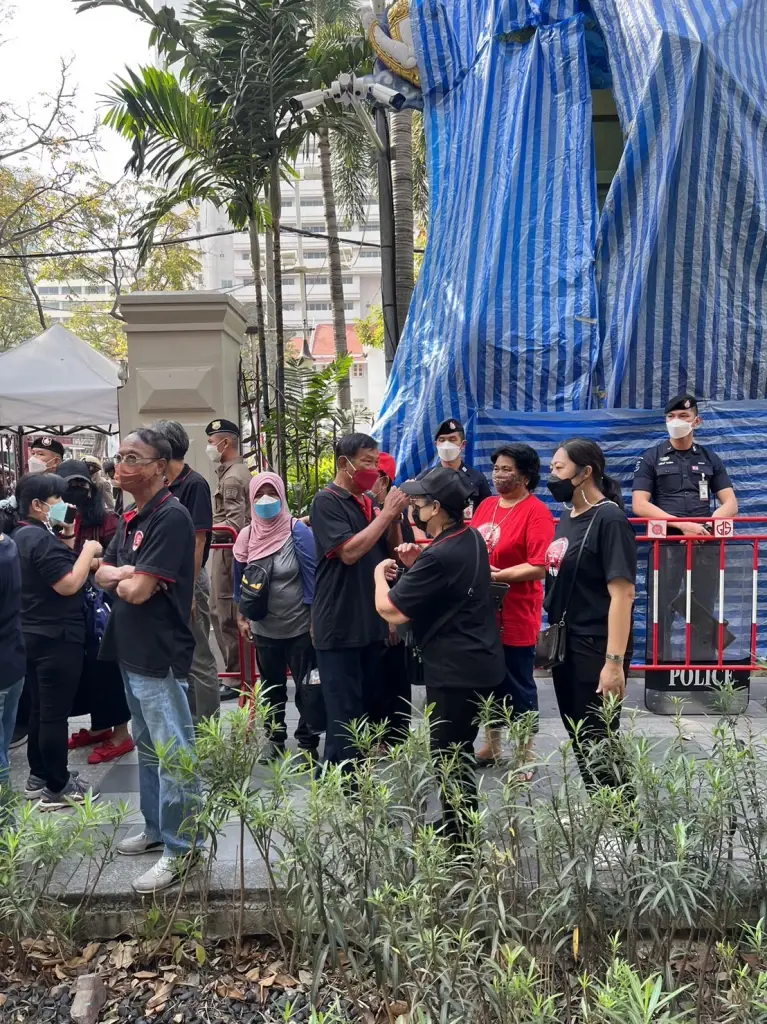 "หมอเหวง" พร้อมคณะ บุกสตช. จี้ "ผบ.ตร." เร่งรัดคดีคนเสื้อแดงปี 53