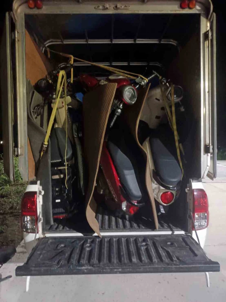 กระบะทึบ ขนจักรยานยนต์ลักลอบส่งเพื่อนบ้าน