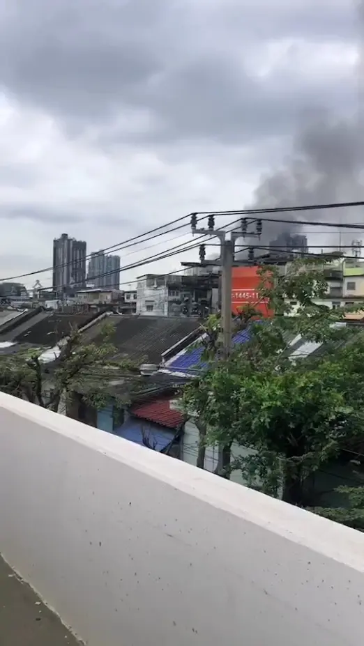 ชาวบ้าน สุดงง ไฟไหม้บ้านย่านตลาดพลู ทั้งที่บ้านต้นเพลิงไม่มีไฟฟ้าใช้