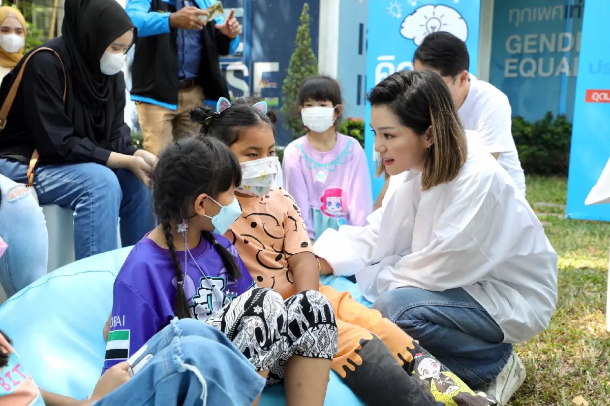 ปชป.จัดงานวันเด็กมอบนโยบาย 5 ฟรีเป็นของขวัญ