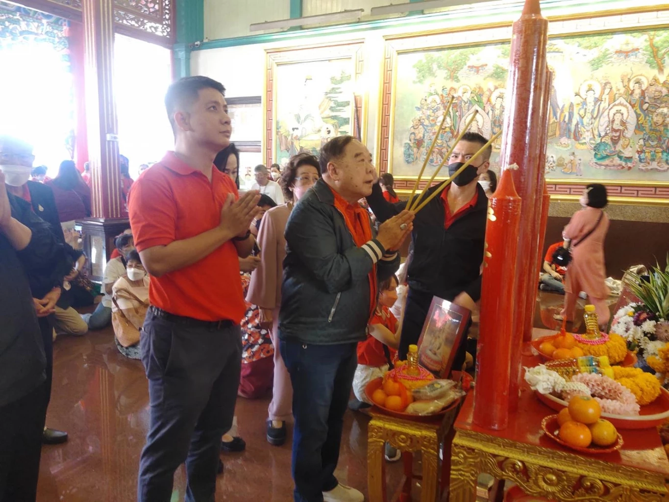 สุดเท่! “ลุงป้อม” ใส่กางเกงยีนส์ คลุมแจ็คเก็ตดำ เดินเล่นเยาวราช (มีคลิป)