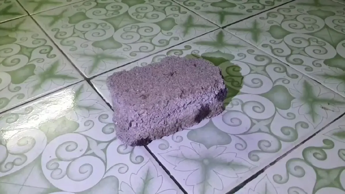 หนุ่มคลั่งถือมีดปีนทุบหลังคาไล่ทำร้าย ชาวบ้านรุมประชาทัณฑ์บาดเจ็บ