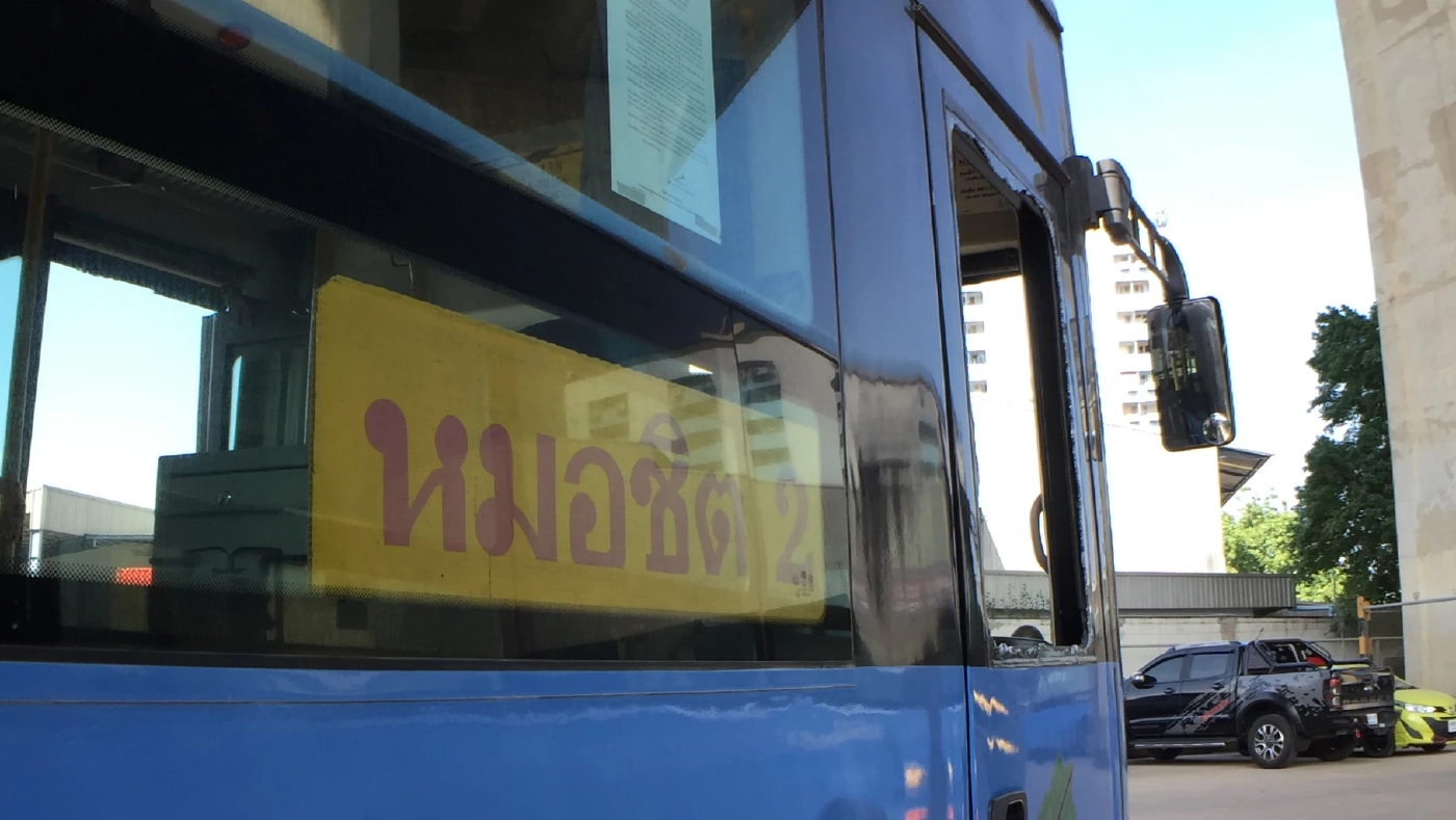 หนุ่มขับกระบะหัวร้อน ยัวะรถเมล์ไม่ให้แซง ทุบกระจกแตกยับ (มีคลิป)