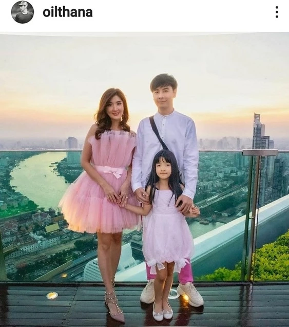 ออย - ธนา สุทธิกมล  อดีตภรรยาสาว เธอ รวรีย์  และลูกสาว