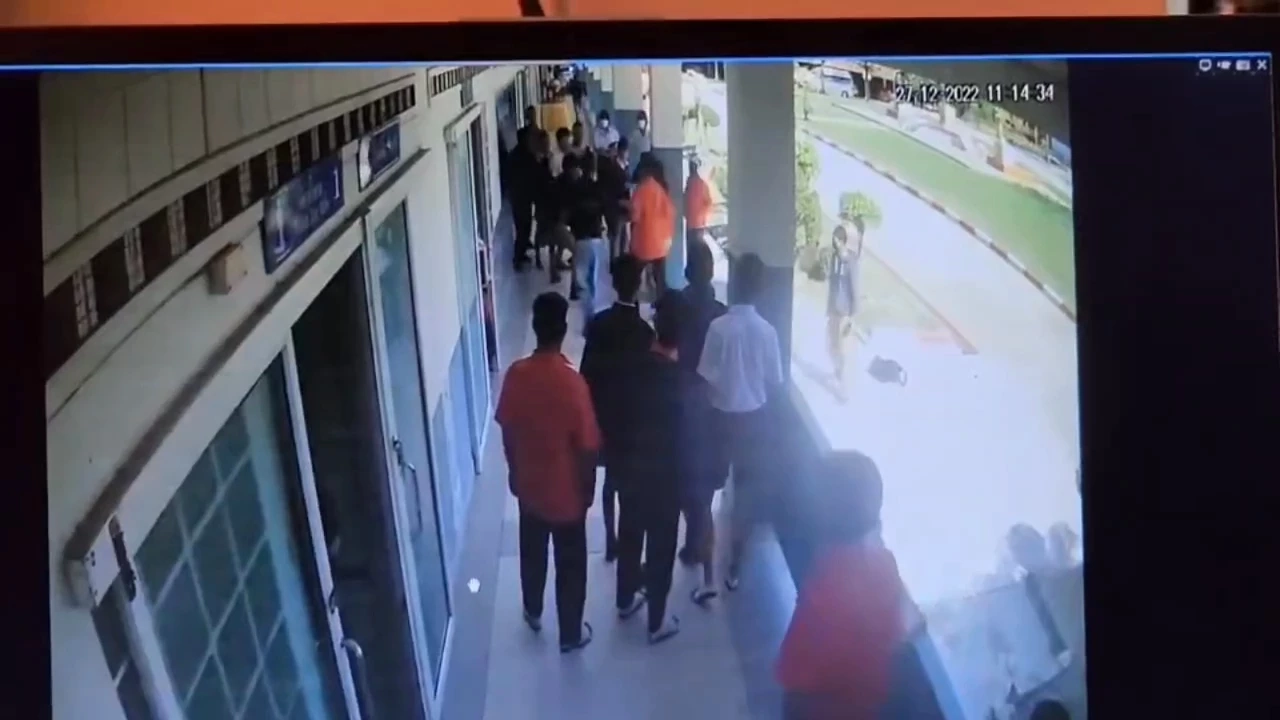 - แฟ้มภาพ - ภาพวงจรปิดขณะเกิดเหตุบุกแทงนักเรียน 14 ปี ในโรงเรียนแห่งหนึ่ง อ.เดิมบางนางบวช จ.สุพรรณบุรี