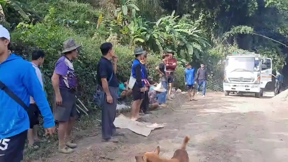 ระดมทุนสร้างถนนบ้านห้วยปูแกง ให้ประชาชนเที่ยวสะดวก