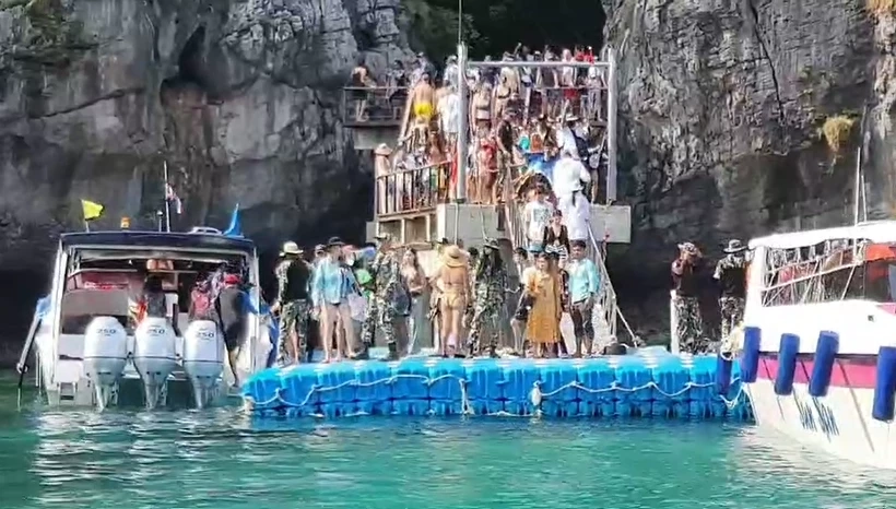 วันแรกปี 66 "อ่าวมาหยา - หมู่เกาะพีพี" สุดคึกคัก นทท. 5 พันคนเข้าชมความงาม