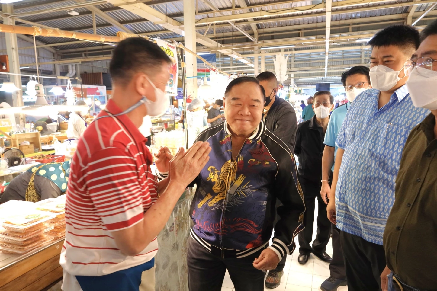 “ลุงป้อม” เดินตลาด อ.ต.ก. อารมณ์ดี! ทักทายประชาชนรุมขอถ่ายรูป