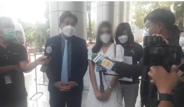 ดาราสาวผู้เสียหายและทีมทนาย (แฟ้มภาพ)