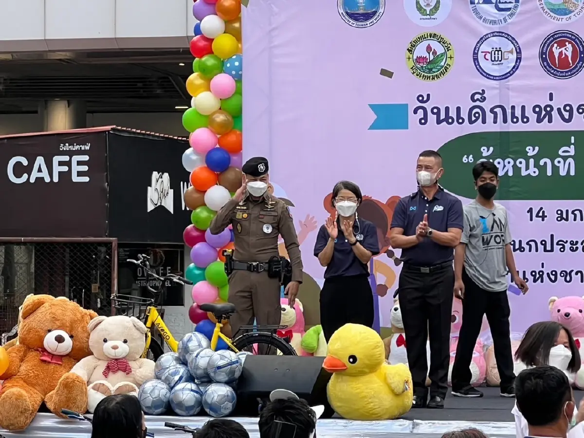 ตร.ท่องเที่ยว ร่วมจัดวันเด็กแห่งชาติ หนู ๆ ตื่นเต้นได้ลองใช้อุปกรณ์ตำรวจ