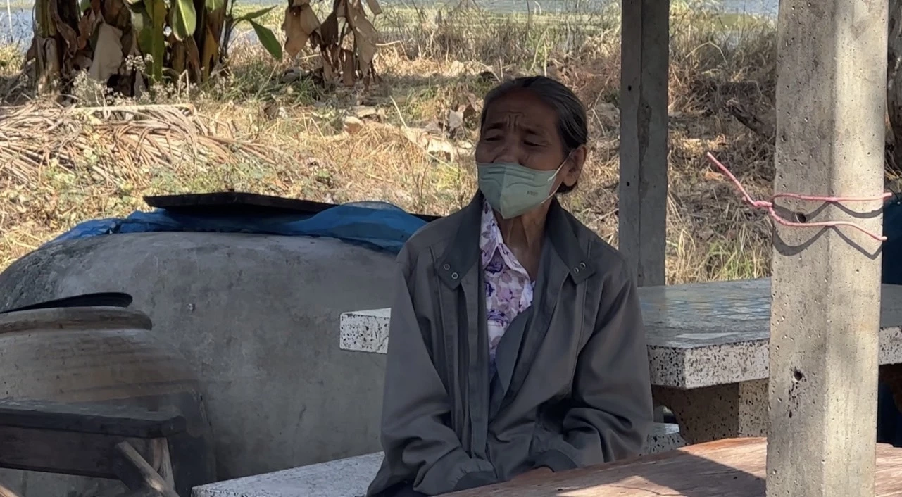 นางเข็ม ผู้เสียหายเล่าวันเกิดเหตุให้ผู้สื่อข่าวฟัง