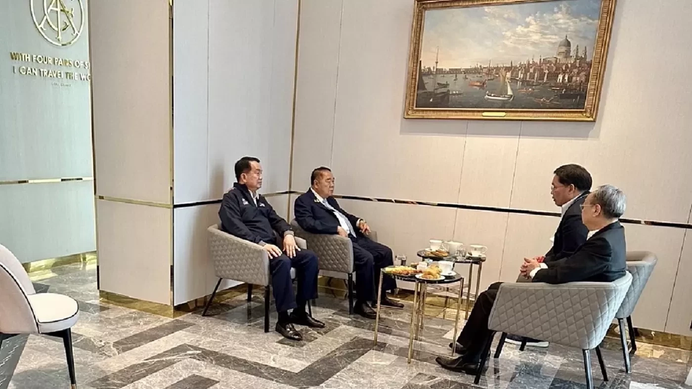 เปิดภาพ! "บิ๊กป้อม" หารือ "อุตตม-สนธิรัตน์" ดีลกลับรังเก่า พปชร. สำเร็จ