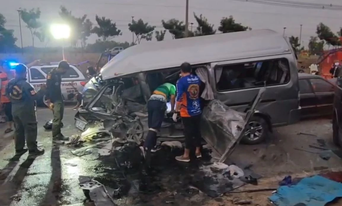 เปิดคลิปนาทีเก๋งแซงไม่พ้น ชนท้ายรถตู้รับส่งนักเรียน ดับ 2 ราย