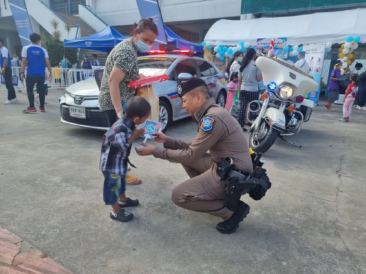 ตร.ท่องเที่ยว ร่วมจัดวันเด็กแห่งชาติ หนู ๆ ตื่นเต้นได้ลองใช้อุปกรณ์ตำรวจ
