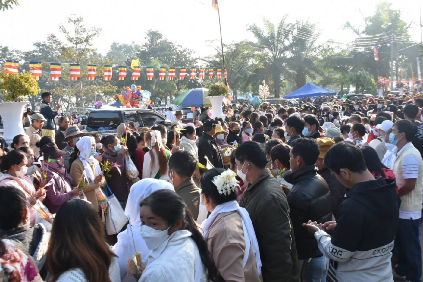 คลื่นมหาชนนับหมื่น หลั่งไหลร่วมงานพิธีสืบชะตาหลวง พระครูบาบุญชุ่ม