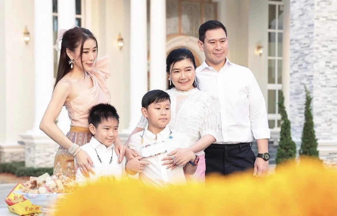 เจาะลึกบ้านใหม่ของแม่สามี “เอิร์น ณัชชา” ใหญ่โตระดับคฤหาสน์ (มีคลิป)