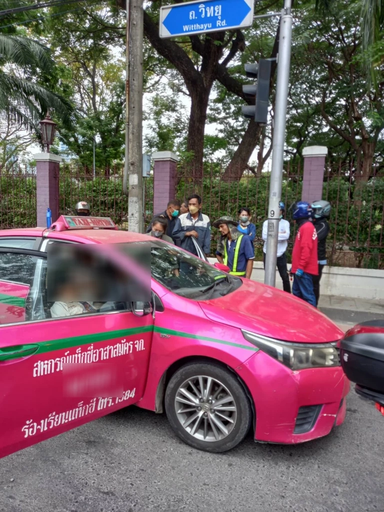 ช่วยระทึก! โชเฟอร์แท็กซี่ ซดน้ำยาล้างห้องน้ำหมดสติคารถ ต่อหน้าลูกสาว