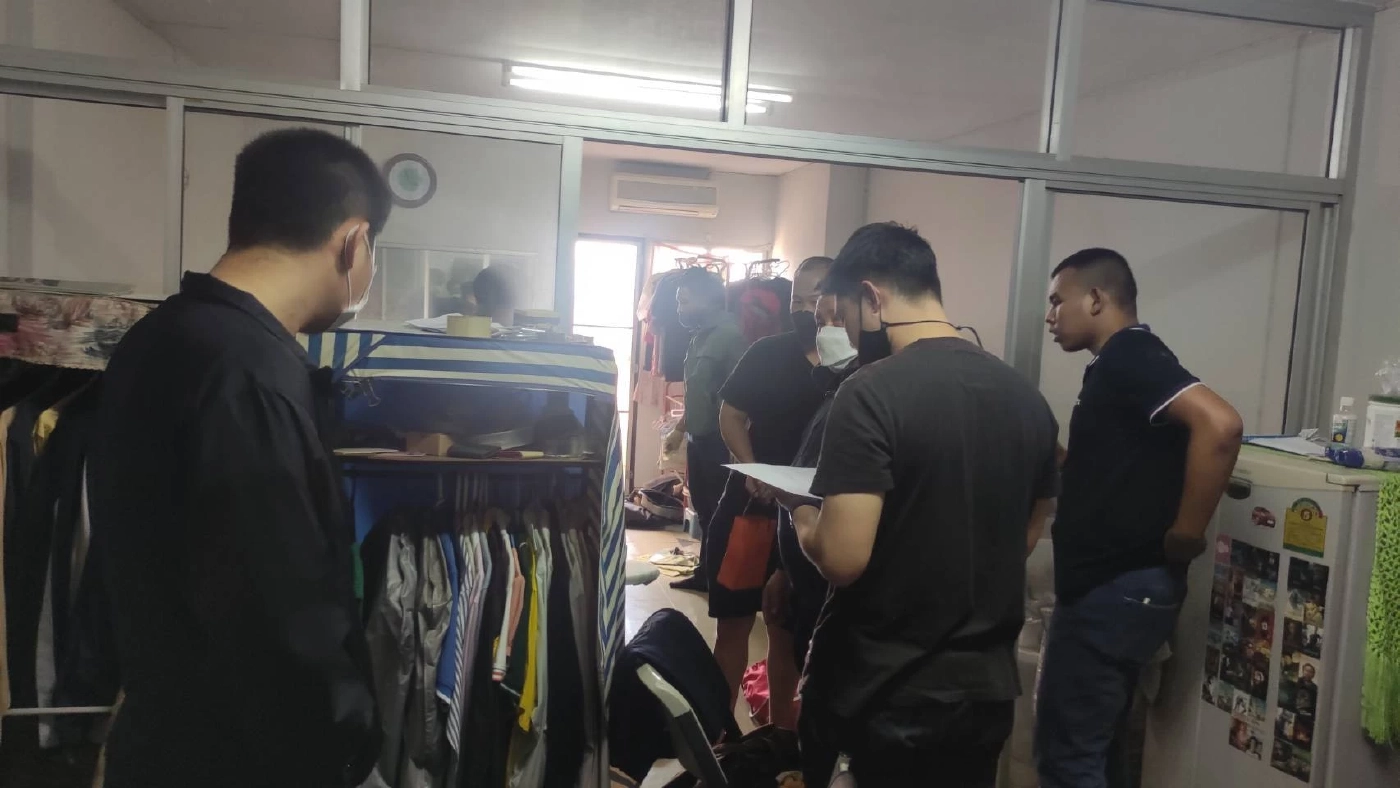 ตำรวจตรวจค้นห้องโจรฟิตเนส พบหลักฐานทรัพย์สินและชุดที่ใส่ในวันฉกทรัพย์