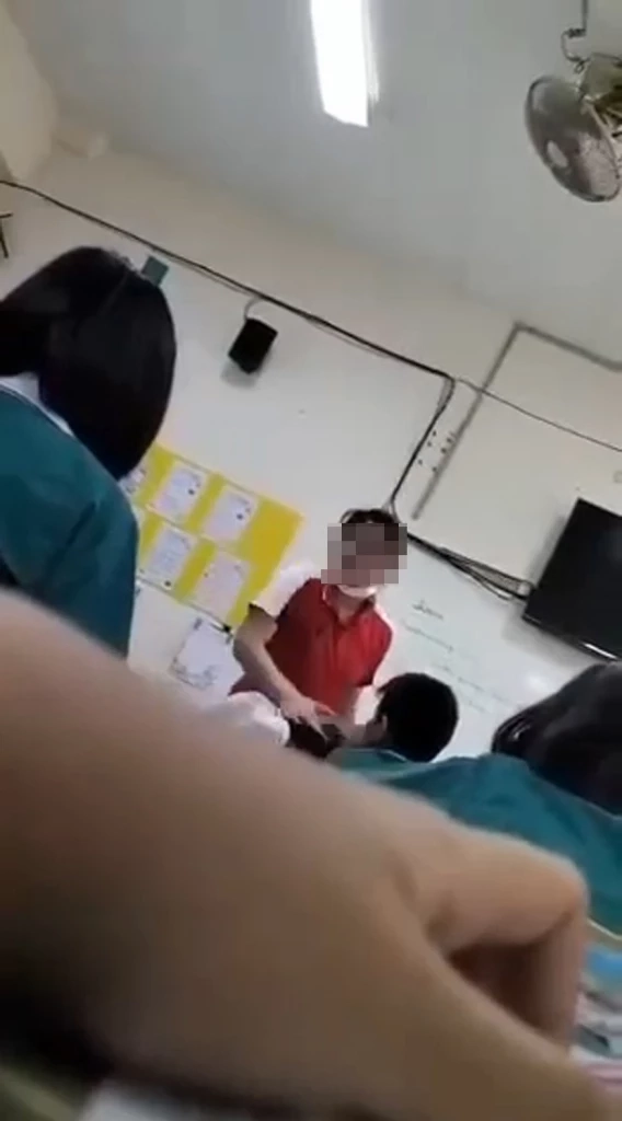 ผู้ปกครองแฉครูคณิตศาสตร์ทำร้ายนักเรียน ระบุใช้ความรุนแรงประจำ (มีคลิป)