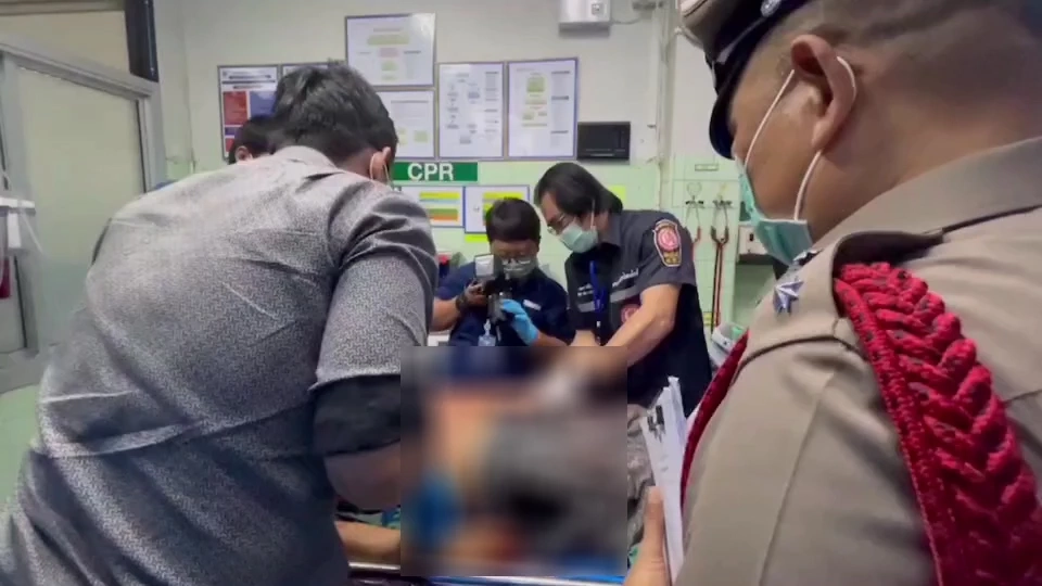 เจ้าหน้าที่ตรวจสอบบาดแผล